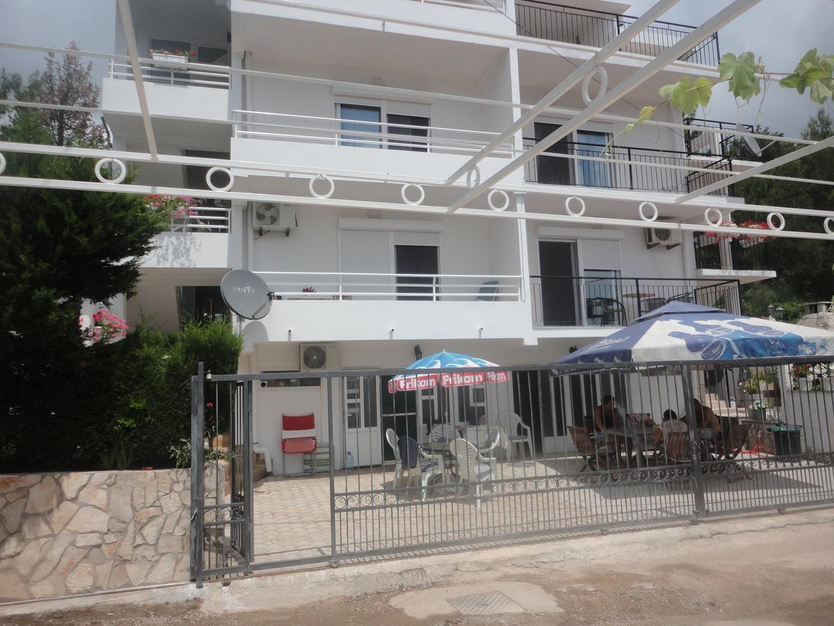 Brankas Apartments Bar Exterior photo