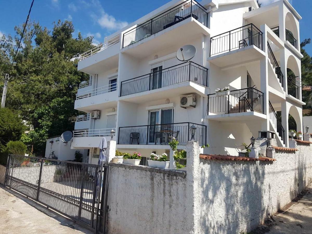 Brankas Apartments Bar Exterior photo